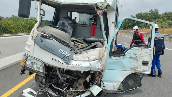 Kendaraan OB van milik PAL TV ringsek setelah terlibat kecelakaan tunggal di Tol Indraprabu.