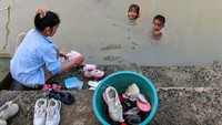 Warga mencuci sepatu di aliran kali Anyar, Cikeusal, Kabupaten Serang, Banten, Sabtu (9/11/2024).
