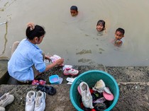 Krisis Ketersediaan Air Bersih, Warga Mencuci-Mandi di Kali Anyar Banten
