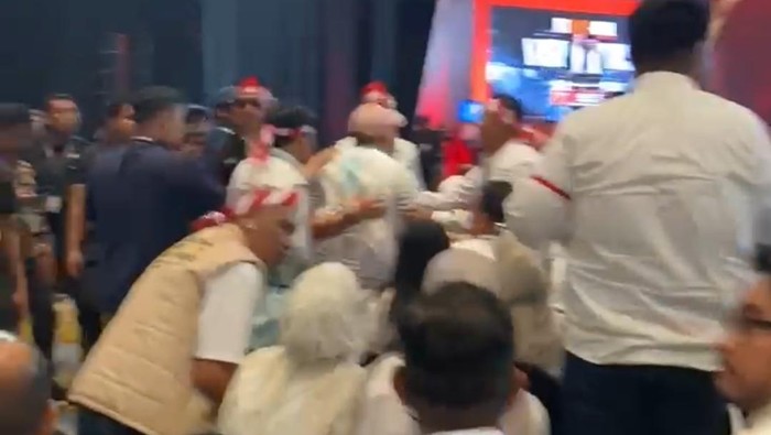 Ketegangan terjadi di dalam arena debat kedua Pilgub Sulsel 2024.