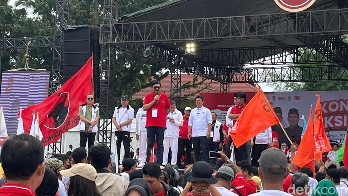 Ketua DPP PDIP Djarot Saiful Hidayat saat orasi di Medan. (Foto: Kartika Sari/detikSumut).