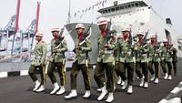 Upacara peringatan Hari Pahlawan berlangsung di perairan Jakarta. 
