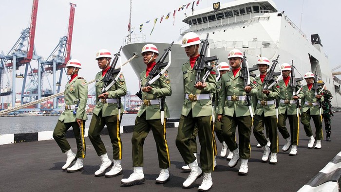 Ketua MPR Ahmad Muzani (kanan) selaku Inspektur Upacara memimpin prosesi upacara tabur bunga peringatan Hari Pahlawan di atas KRI Semarang-594 di perairan Jakarta, Minggu (10/11/2024). Upacara tersebut dihadiri sejumlah pejabat negara sebagai tanda bakti atas jasa para pahlawan yang telah berjuang untuk kemerdekaan bangsa Indonesia.