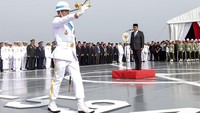 Ahmad Muzani menjadi inspektur upacara peringatan Hari Pahlawan di KRI Semarang-594.