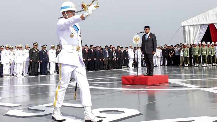 Ketua MPR Ahmad Muzani (kanan) selaku Inspektur Upacara memimpin prosesi upacara tabur bunga peringatan Hari Pahlawan di atas KRI Semarang-594 di perairan Jakarta, Minggu (10/11/2024). Upacara tersebut dihadiri sejumlah pejabat negara sebagai tanda bakti atas jasa para pahlawan yang telah berjuang untuk kemerdekaan bangsa Indonesia.