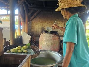 Menikmati Jajanan Tradisional Laklak Khas Bakas di Warung Pengangon Klungkung