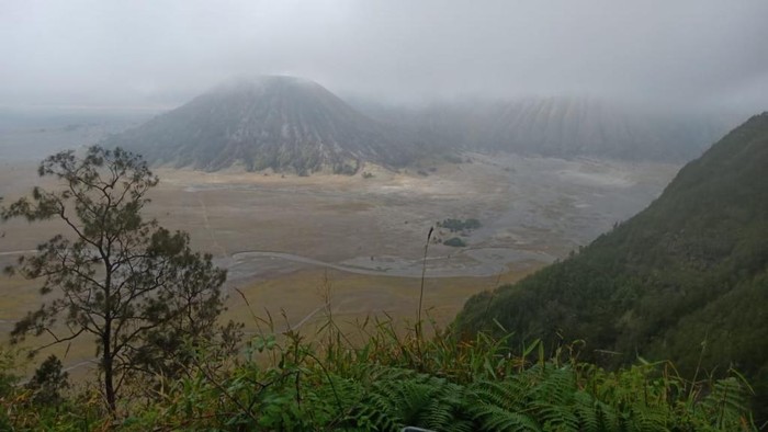 Lautan pasir Bromo banjir