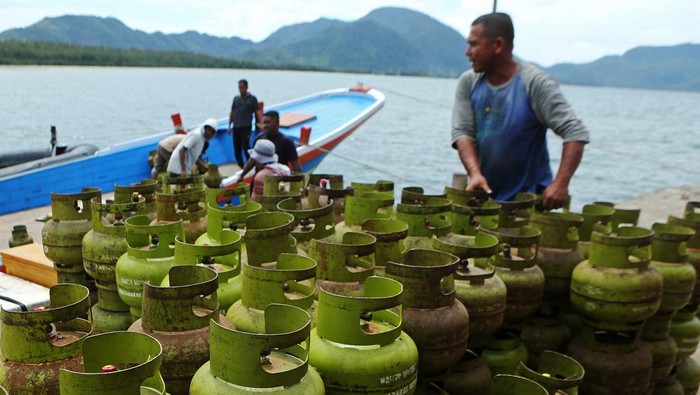 Buruh pelabuhan memuat gas elpiji subsidi 3 kilogram saat pengapalan ke wilayah wilayah terluar kecamatan pulau Aceh di pelabuhan Ulee Lheue, Banda Aceh, Aceh, Sabtu (9/11/2024). Gas elpiji subsidi 3 kilogram yang dikirim dengan kapal kayu angkutan umum untuk warga kecamatan pulau Aceh itu dijual seharga Rp30.000 per tabung atau di atas harga resmi pemerintah Rp18.000 per tabung karena adanya biaya tambahan ongkos kapal dan bongkar muat. ANTARA FOTO/Ampelsa/foc.