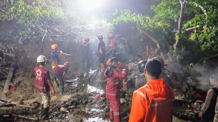 Tim SAR gabungan saat berusaha mengevakuasi korban longsor di Kecamatan Pejagoan, Kebumen, Sabtu (9/11/2024) malam.