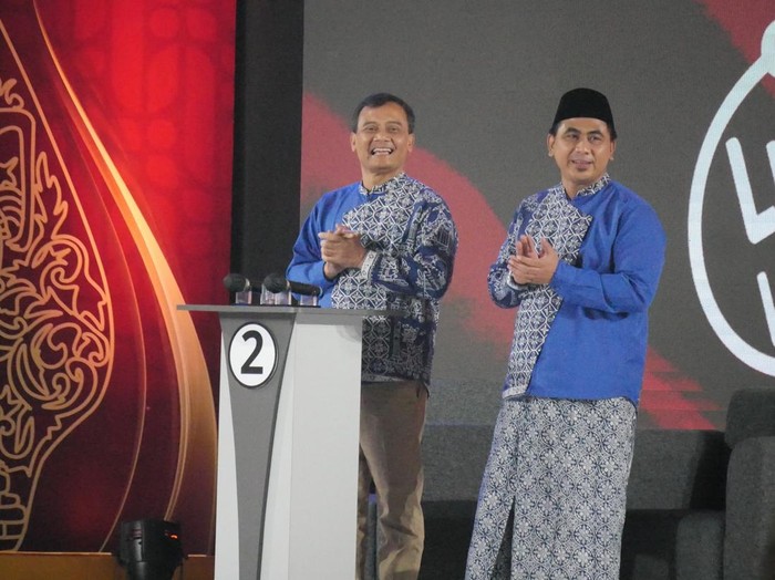 Luthfi-Yasin Pakai Baju-Sepatu Karya UMKM