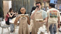 Aktivitas unik menjadi ide Novia Bachmid untuk bersenang-senang bersama kekasihnya. Keduanya pernah sengaja belajar bikin kue bersama. Foto: Instagram/noviabachmid