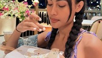 Novia Bachmid juga gemar makan makanan manis. Kue yang cantik di toko pastry dipesannya untuk dinikmati. Foto: Instagram/noviabachmid