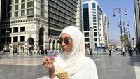 Penyanyi jebolan Indonesian Idol ini rupanya senang pergi untuk kulineran. Ketika umrah dirinya menyempatkan jajan es krim di sekitar Masjid Nabawi. Foto: Instagram/noviabachmid