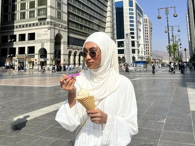 Novia Bachmid Jajan Es Krim di Bali hingga Madinah