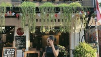 Berlibur ke Bali juga menjadi momen menyenangkan baginya. Ia mengunjungi banyak kafe-kafe keren untuk mengisi perutnya. Foto: Instagram/noviabachmid