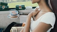 Demi menikmati keindahan alam, Novia Bachmid memilih melakukan perjalanan dengan KA Panoramic. Tak lupa ia memesan beragam makanan di kereta yang enak-enak. Foto: Instagram/noviabachmid