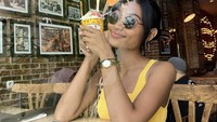 Es krim yang manis dan menyegarkan menjadi menu favorit Novia. Sampai-sampai ke mana pun ia pergi, menu es krim harus selalu dipesan. Foto: Instagram/noviabachmid