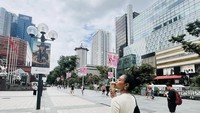 Saat ke Singapura sekalipun Novia Bachmid tak melupan es krim. Sambil menyusuri ruas jalan Orchard Road. Foto: Instagram/noviabachmid
