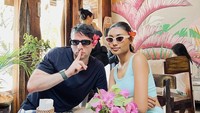 Novia Bachmid tak jarang kulineran bersama kekasihnya yang merupakan seorang ekspatriat. Kafe dengan nuansa Bali yang kental dikunjung oleh love bird ini. Foto: Instagram/noviabachmid