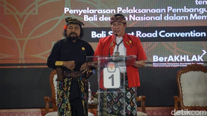 Paslon bupati dan wakil bupati Badung nomor urut 1 saat debat pada Pilbup Karangasem 2024, Minggu (10/11/2024). (Foto: Agus Eka/detikBali)
