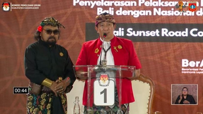 Paslon nomor urut 1 I Wayan Kari Subali-I Ketut Putra Ismaya Jaya saat debat terbuka ketiga Pilbup Karangasem 2024, Minggu (10/11/2024). (Tangkapan layar Youtube KPU Karangasem)