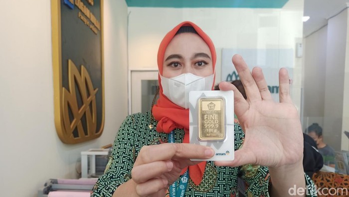 Pegawai Butik Antam Medan saat menunjukkan koleksi emas Antam. (Kartika/detikcom)