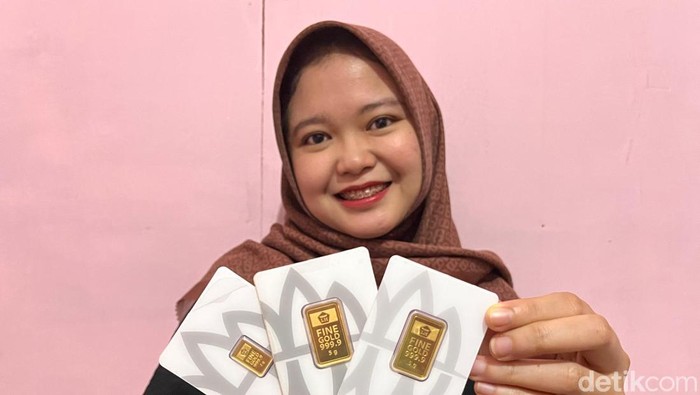 Pegawai swasta Tria Rizki saat menunjukkan beberapa koleksi emas Antam miliknya (Kartika/detikcom)