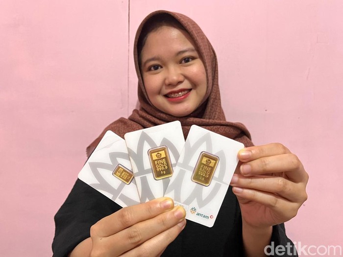 Pegawai swasta Tria Rizki saat menunjukkan beberapa koleksi emas Antam miliknya (Kartika/detikcom)