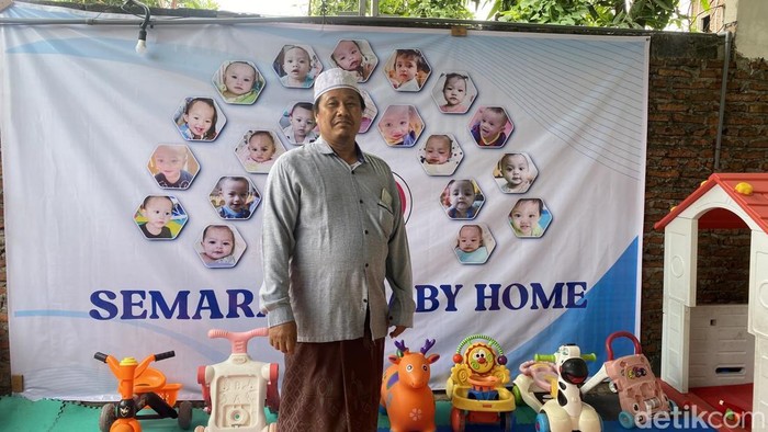 Pembina Rumah Bayi Semarang, Yusuf Amri (49) di Rumah Bayi Semarang, Jalan Gayamsari, Kelurahan Sendangguwo, Kecamatan Tembalang, Minggu (10/11/2024).