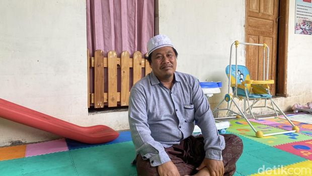 Pembina Rumah Bayi Semarang, Yusuf Amri (49) di Rumah Bayi Semarang, Jalan Gayamsari, Kelurahan Sendangguwo, Kecamatan Tembalang, Minggu (10/11/2024).