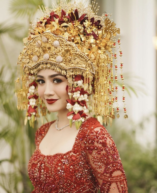 Untuk riasan wajahnya, Febby mempercayakan tangan ahli MUA Marlene Hariman. Dengan pulasan lipstik berwarna merah dan eye makeup cenderung bold. Foto: dok. Instagram @morden.co, dok. Instagram @marlenehariman