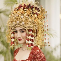 Untuk riasan wajahnya, Febby mempercayakan tangan ahli MUA Marlene Hariman. Dengan pulasan lipstik berwarna merah dan eye makeup cenderung bold. Foto: dok. Instagram @morden.co, dok. Instagram @marlenehariman