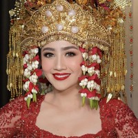 Baju Febby dipenuhi dengan detail payet dan bordir menambah kesan mewah elegan. Dia juga memakai aksesori kepala penuh ornamen emas dan bunga melati. Foto: dok. Instagram @morden.co, dok. Instagram @marlenehariman