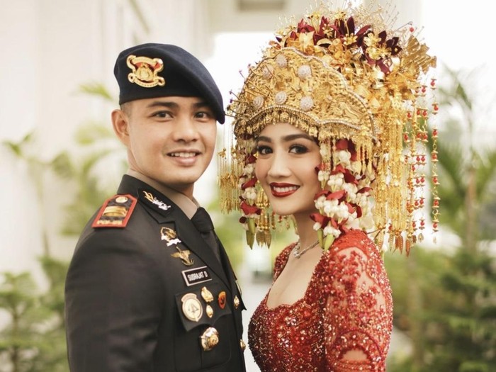 Penampilan Febby Rastanty dan Iptu Sudrajad Djumantara saat resepsi pernikahan