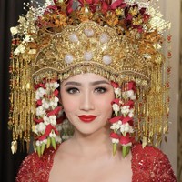 Memiliki darah Palembang, Febby Rastanty menggunakan mahkota yang disebut kesuhan. Tampil dengan nuansa merah dari mulai kebaya hingga makeup look, penampilan glamornya dinilai manglingi. Foto: dok. Instagram @morden.co, dok. Instagram @marlenehariman