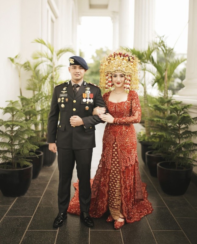 Febby Rastanty telah dinikahi Iptu Sudradjad Djumantara pada Sabtu (9/10/2024). Saat ijab kabul, Febby dan Ajat tampil serba putih sebagai pengantin Sunda. Febby kemudian memancarkan pesonanya dalam balutan baju pengantin merah Palembang dalam momen resepsi. Foto: dok. Instagram @morden.co, dok. Instagram @marlenehariman