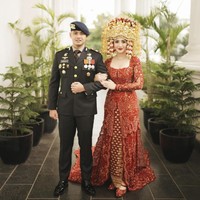 Febby Rastanty telah dinikahi Iptu Sudradjad Djumantara pada Sabtu (9/10/2024). Saat ijab kabul, Febby dan Ajat tampil serba putih sebagai pengantin Sunda. Febby kemudian memancarkan pesonanya dalam balutan baju pengantin merah Palembang dalam momen resepsi. Foto: dok. Instagram @morden.co, dok. Instagram @marlenehariman