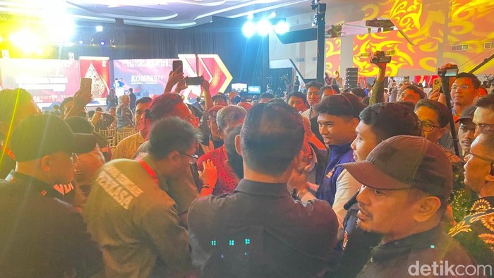 Pendukung kedua paslon tampak saling protes saat debat kedua Pilgub Jateng berlagsung di MAC Semarang, Minggu (10/11/2034).