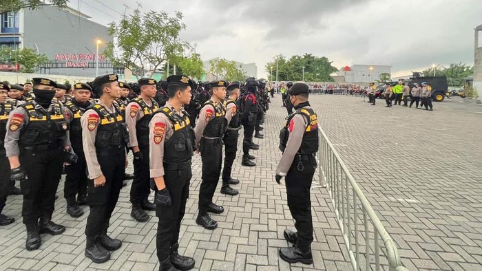 Ratusan personel Polrestabes Semarang dan Polda Jateng diterjunkan dalam pengamanan debat kedua Pilgub Jateng, Minggu (10/11/2024).