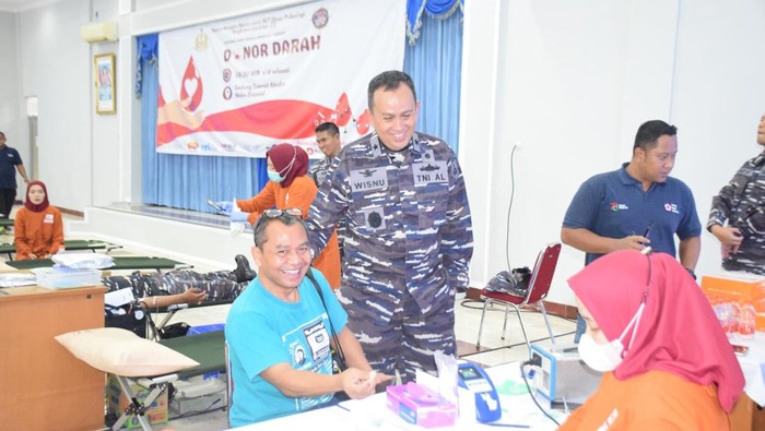 Peringati HUT dan Hari Pahlawan, Dinas Psikolog AL Gelar Baksos di Taman Bungkul