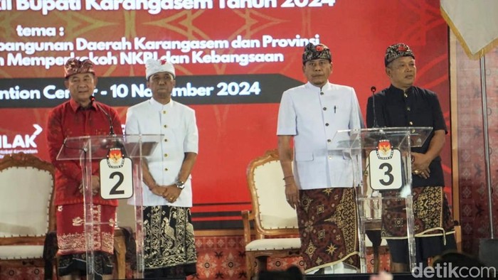 Paslon I Gede Dana-I Nengah Swadi (Dana-Swadi) dan paslon I Gusti Putu Parwata-I Wayan Pandu Prapanca Lagosa saat debat terakhir Pilbup Karangasem, Jumat (10/11/2024). (Agus Eka/detikBali)