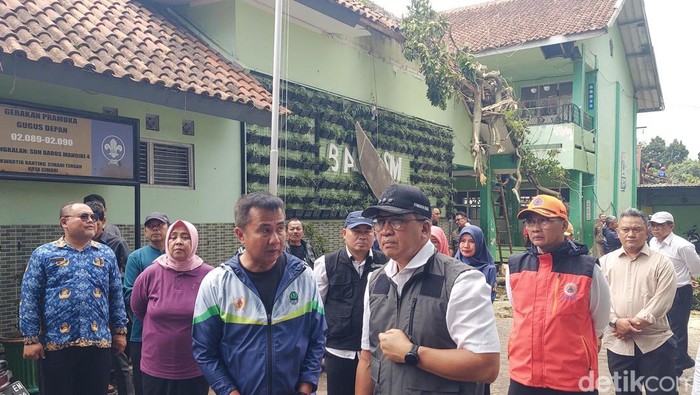 Pj Gubernur Jabar Bey Machmudin didampingi Pj Walkot Cimahi, Dicky Saromi cek dampak cuaca ekstrem