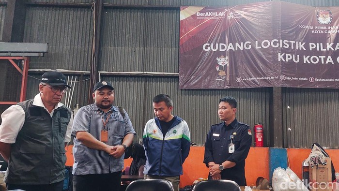 Pj Wali Kota Cimahi, Dicky Saromi dan Pj Gubernur Jawa Barat, Bey Machmudin Tinjau Dampak Bencana Alam di Cimahi