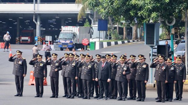 Polda Metro Jaya menggelar upacara peringatan Hari Pahlawan 10 Oktober 2024.