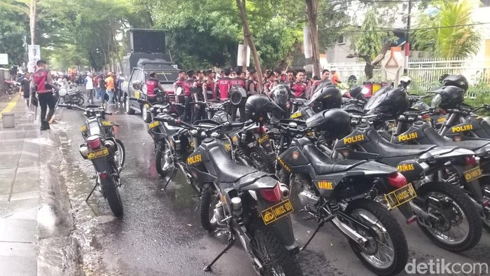 Polisi berjaga di luar arena debat Pilgub Sulsel usai kericuhan.