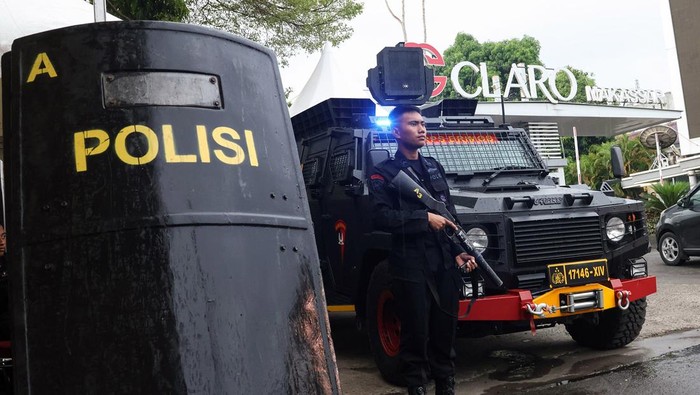Polisi hingga Rantis Amankan Debat Kedua Pilgub Sulsel Debat publik kedua calon Gubernur dan Wakil Gubernur Sulawesi Selatan digelar malam ini. Polisi hingga kendaraan taktis (rantis) amankan debat kedua tersebut.