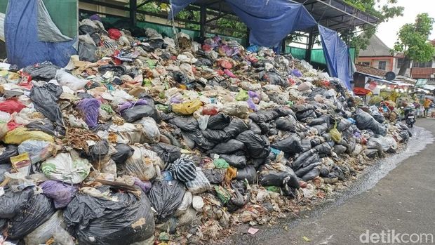 Potret tumpukan sampah di Kotabaru, Jogja, Minggu (10/11/2024).