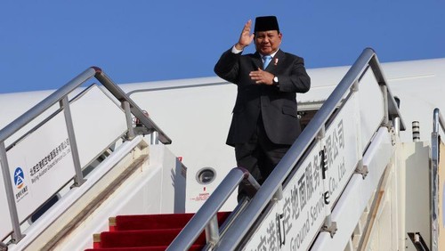 Presiden Prabowo Subianto berdiri di tanggal pesawat untuk berangkat ke Amerika Serikat dari Bandara Internasional Capital, Beijing, China pada Minggu (10/11/2024) (ANTARA/Desca Lidya Natalia)