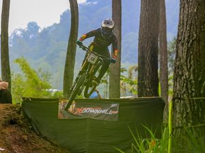 Rendy Varera Sabet Juara Umum Indonesia Downhill 2024