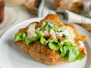 Resep Sandwich Croissant Salad Ayam Untuk Menu Sarapan atau Bekal